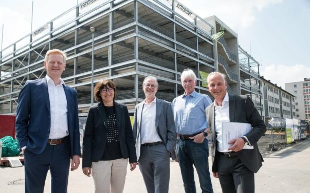 Martin Klemmer, stellv. Bürgermeisterin Susanne Stephan-Gellrich, Axel Tomahogh-Seeth, Theodor Baikowski und Alexander Rychter (v.r.n.l.) vor dem Rohbau der Quartiersgarage