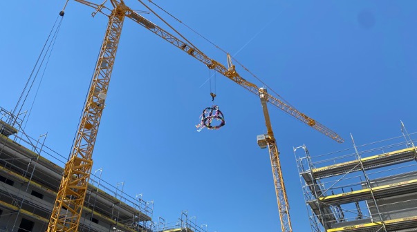 Kran mit Richtkrone über der Baustelle-Teaserbild-video