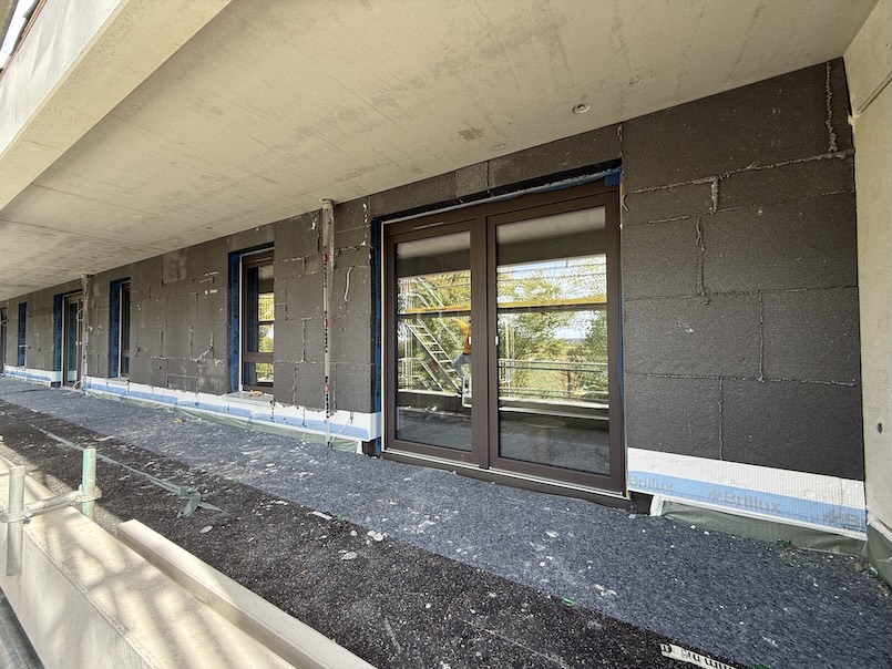 Fenster von außen mit Dämmung